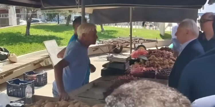 Τα «άκουσαν» Ανδριανός και Πλεύρης σε λαϊκή αγορά – «Σαράντα σκάνδαλα, όχι ένα. Πού είναι τα λεφτά των αγροτών; – Σηκωθείτε φύγετε»