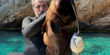 «Εμείς δεν ψαρεύουμε σε θολά νερά»: Αιχμηρή ανάρτηση Πολάκη κρατώντας στα χέρα του ροφό 13,5 κιλών