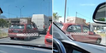 Εικόνα σοκ: Μεταφέρουν ψυγείο, χωρίς να είναι δεμένο! Αντί σχοινιού το κρατάει ένας κρεμασμένος από το παράθυρο!