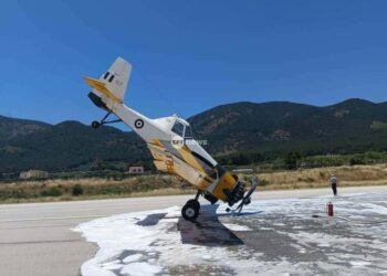 Πυροσβεστικό αεροσκάφος «καρφώθηκε» με τη μύτη στον διάδρομο προσγείωσης
