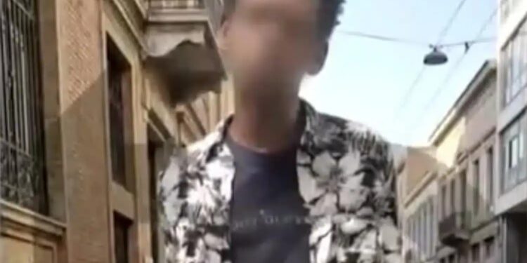 Αθήνα: Σουδανός μαχαιροβγάλτης προσπάθησε να κακοποιήσει υπάλληλο μέσα σε κατάστημα και μετά εισέβαλε σε πολυκλινική