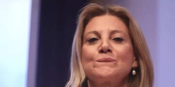 Η Καρυστιανού προκαλεί Μητσοτάκη: «Θέλω ντιμπέιτ μαζί του, έχω πολλά να ρωτήσω – Πόσα κοστίζει το Μαξίμου κάθε μήνα;»