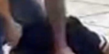 Σκληρό βίντεο: Δύο διαρρήκτες «μπούκαραν» σε σπίτι στην Καλλιθέα, ο ένοικος τους επιτέθηκε και τους κυνήγησε με ρόπαλο του μπέιζμπολ – Συνελήφθησαν και οι τρεις
