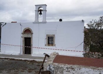 Σεισμοί στην Εύβοια: Διακόπηκε βάπτιση, έπαθε ζημιές η εκκλησία – Κατέρρευσε εγκαταλελειμμένο κτίριο