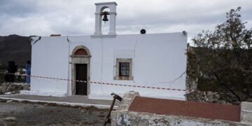 Σεισμοί στην Εύβοια: Διακόπηκε βάπτιση, έπαθε ζημιές η εκκλησία – Κατέρρευσε εγκαταλελειμμένο κτίριο