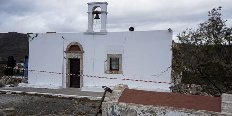 Σεισμοί στην Εύβοια: Διακόπηκε βάπτιση, έπαθε ζημιές η εκκλησία – Κατέρρευσε εγκαταλελειμμένο κτίριο