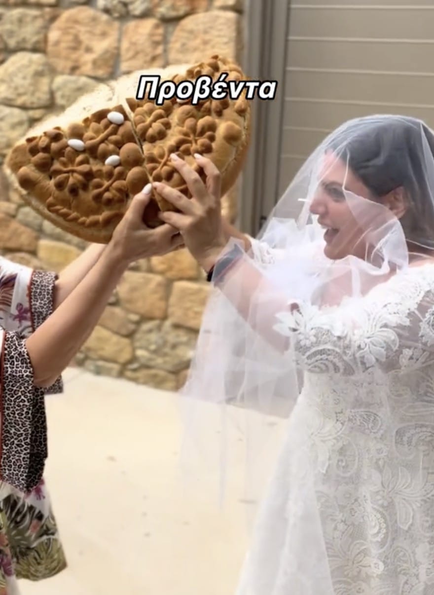 Η Δανάη Μπάρκα μας δείχνει την πεθερά της μετά τον γάμο – Το βίντεο και το παραδοσιακό έθιμο που ακολούθησαν 1 stigmiotypo othonis 2026 06 18 00.21.39
