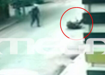 Επεισοδιακή σύλληψη ένοπλου στο κέντρο της Αθήνας – Έβριζε και χτυπούσε τους αστυνομικούς (video)