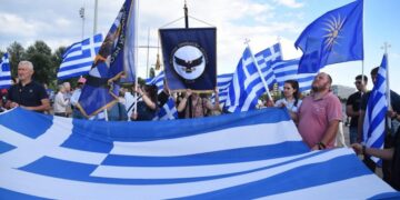 Alldaynews.gr Έκανε πορεία με ελληνικές σημαίες και χριστιανικές εικόνες την ίδια ώρα που γινόταν το Pride