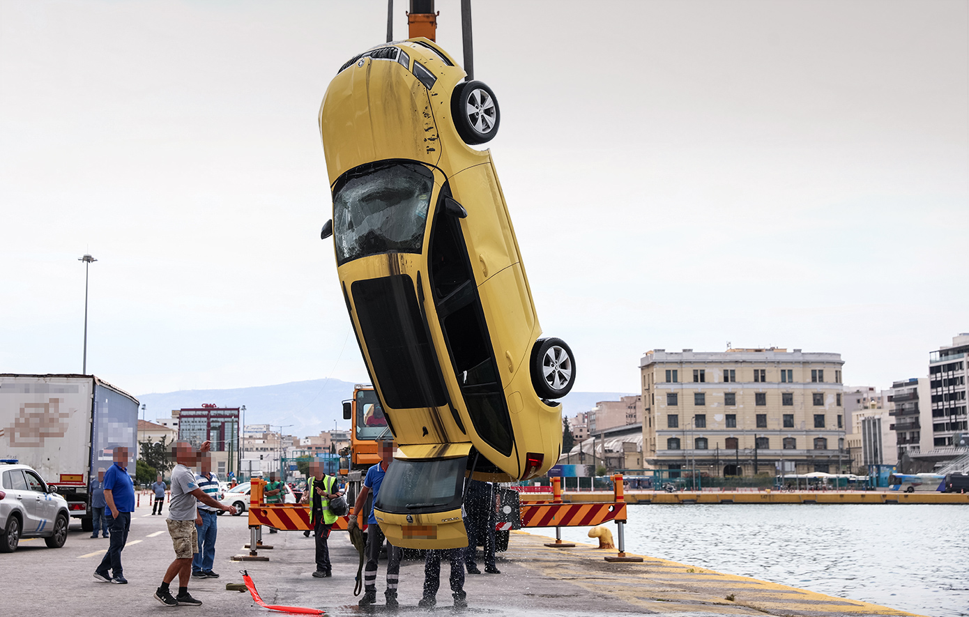 Τραγωδία στο λιμάνι του Πειραιά: Ανασύρθηκε νεκρός ο οδηγός του ταξί που έπεσε στη θάλασσα