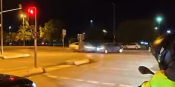 Τρομακτικό τροχαίο: Αυτοκίνητο τυλίχθηκε στις φλόγες μετά τη σύγκρουση (video)