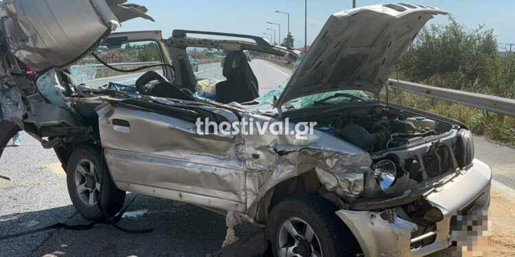 Σοκαριστικές εικόνες μετά από τροχαίο με φορτηγό στα διόδια – Σμπαραλιάστηκε ένα ΙΧ – Νεκρή μία γυναίκα, τραυματίστηκε ο σύζυγός της (video)