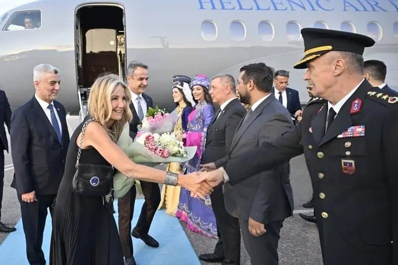 Κομψή και με αψεγάδιαστο στυλ: Η Μαρέβα Μητσοτάκη εντυπωσίασε στο πλευρό του Πρωθυπουργού φορώντας μαύρο φόρεμα και εντυπωσιακά ψηλοτάκουνα πέδιλα 4 2