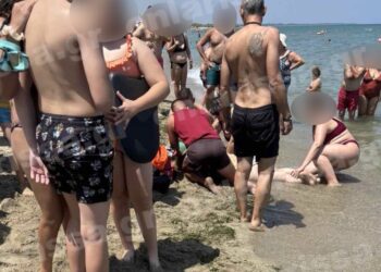 Πανικός με γυναίκα που πνιγόταν – Ναυαγοσώστες προσπαθούν να σώσουν την 46χρονη επαναφέροντάς την στη ζωή με ΚΑΡΠΑ (video)