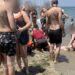Alldaynews.gr Πανικός με γυναίκα που πνιγόταν – Ναυαγοσώστες προσπαθούν να σώσουν την 46χρονη επαναφέροντάς την στη ζωή με ΚΑΡΠΑ (video)