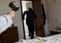 Γυναίκα ξύπνησε και βρήκε άγνωστο άνδρα πάνω από το κρεβάτι της – Τον κυνήγησε με ένα… μπρίκι!