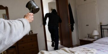 Γυναίκα ξύπνησε και βρήκε άγνωστο άνδρα πάνω από το κρεβάτι της – Τον κυνήγησε με ένα… μπρίκι!