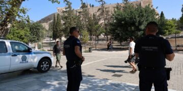 Alldaynews.gr Άνδρας με μαχαίρι τραυμάτισε δύο Ελληνοαμερικανούς τουρίστες στην Ακρόπολη – «Πήγε να σφάξει τη γυναίκα, ακούσαμε φωνές, την είδαμε κάτω με αίματα»