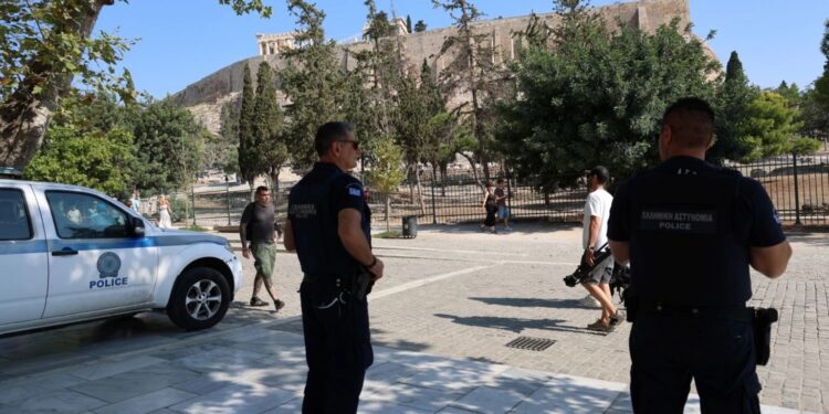 Alldaynews.gr Άνδρας με μαχαίρι τραυμάτισε δύο Ελληνοαμερικανούς τουρίστες στην Ακρόπολη – «Πήγε να σφάξει τη γυναίκα, ακούσαμε φωνές, την είδαμε κάτω με αίματα»