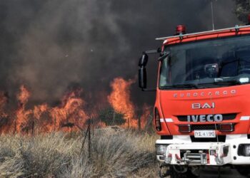 ΕΚΤΑΚΤΟ: Δύο πυροσβέστες νεκροί στη φωτιά – Εγκλωβίστηκαν στο όχημά τους
