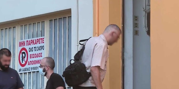 Θρίλερ: Δολοφονία ο θάνατος του 80χρονου – Τον έπνιξαν με μαξιλάρι μέσα στο σπίτι του – Τον βρήκε ο γιος του (video)