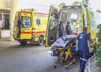 Τραγωδία: Τρίχρονο αγοράκι έπεσε από 4ο όροφο και σκοτώθηκε – Βρισκόταν στα χέρια του πατέρα του (video)
