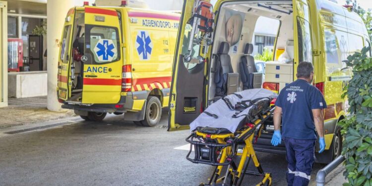 Τραγωδία: Τρίχρονο αγοράκι έπεσε από 4ο όροφο και σκοτώθηκε – Βρισκόταν στα χέρια του πατέρα του