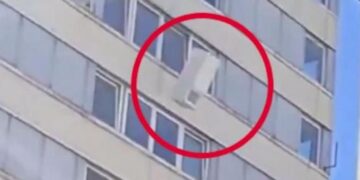 Απίστευτο: Πέταξαν ψυγείο από τον 8ο όροφο πολυκατοικίας γιατί… βαρέθηκαν να το κατεβάσουν από τις σκάλες (video)