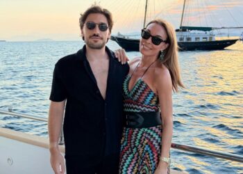 Αγνώριστος ο Νικόλας Ευαγγελάτος: Οι σπάνιες φωτογραφίες με τη μητέρα του και η ομοιότητα με τον πατέρα του
