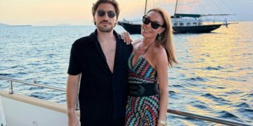 Alldaynews.gr Τατιάνα Στεφανίδου: Σπάνιες φωτογραφίες με τον γιο της, Νικόλα Ευαγγελάτο – Η στιγμή που κάνει θαλάσσια σπορ