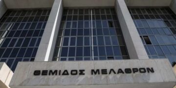 Συναγερμός στον Άρειο Πάγο για μαύρους καπνούς από το υπόγειο – Μεγάλη κινητοποίηση της Πυροσβεστικής
