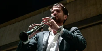 Ο Άρης Μουγκοπέτρος στην πρώτη του εμφάνιση μετά το ατύχημα: Τα δάκρυα χαράς και η κοσμοσυρροή (video)