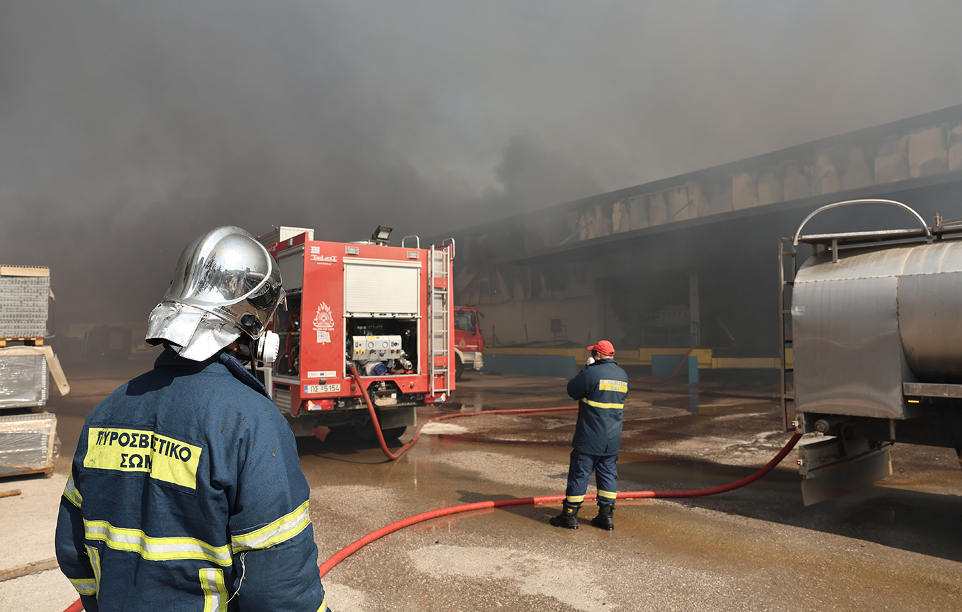 Μεγάλη φωτιά σε εργοστάσιο στον Ασπρόπυργο: Φόβοι για διαρροή προπανίου – Έξι τραυματίες, διασωληνωμένοι οι τρεις