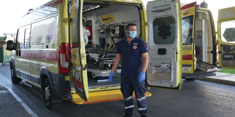 Τραγωδία: Τρίχρονο αγοράκι έπεσε από 4ο όροφο ξενοδοχείου και σκοτώθηκε – Βρισκόταν στα χέρια του πατέρα του