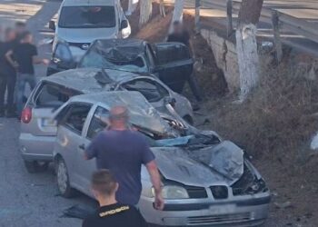 Τρελή πορεία αυτοκινήτου, διέλυσε σταθμευμένα ΙΧ και αναποδογύρισε στη μέση του δρόμου (video)
