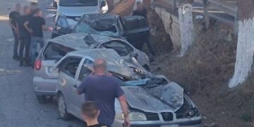 Τρελή πορεία αυτοκινήτου, διέλυσε σταθμευμένα ΙΧ και αναποδογύρισε στη μέση του δρόμου (video)