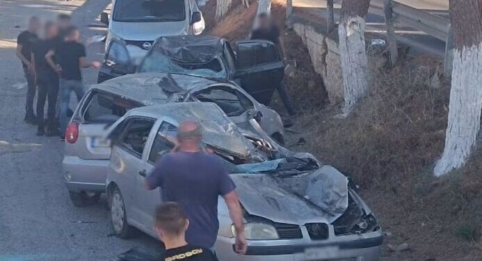 Τρελή πορεία αυτοκινήτου, διέλυσε σταθμευμένα ΙΧ και αναποδογύρισε στη μέση του δρόμου (video)