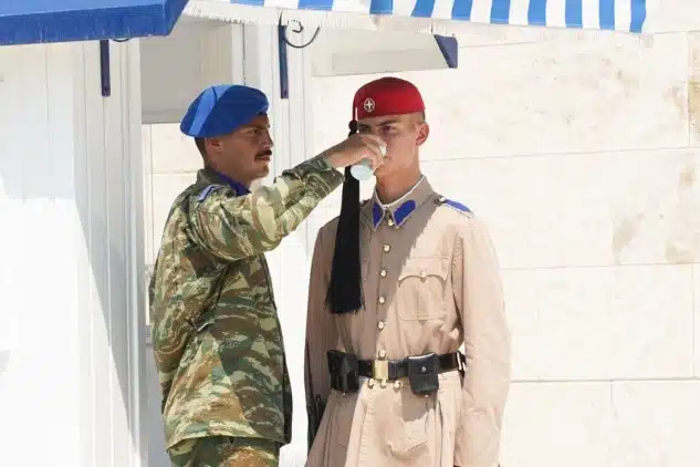 Ακίνητοι οι Εύζωνες μέσα στον καύσωνα – Τους δίνουν νερό και σκουπίζουν τον ιδρώτα τους 6 dsc077731