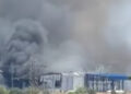 Έκρηξη και φωτιά σε εργοστάσιο στα Εξαμίλια στην Κόρινθο – Καίγονται ολοσχερώς οι εγκαταστάσεις