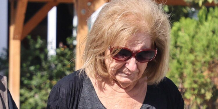 Κάρμεν Ρουγγέρη: Ο βουβός πόνος πίσω από το χαμόγελό της – «Τον έθαψαν με ένα σεντόνι γιατί είπαν ότι διαφορετικά δεν θα λιώσει ποτέ»