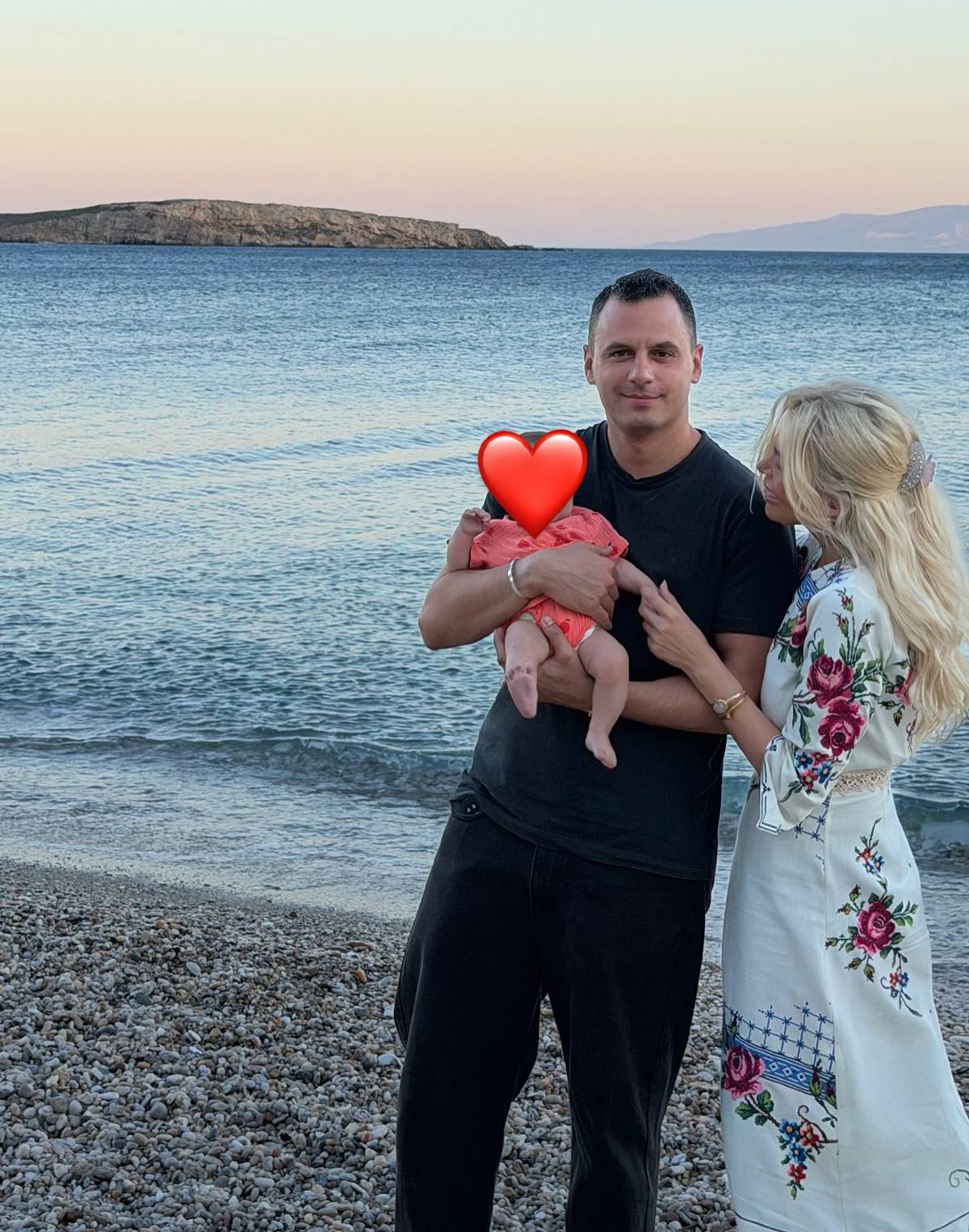 Λιώσαμε» με τις νέες φωτογραφίες της Κατερίνας Καινούργιου – Ποζάρει με τον Παναγιώτη Κουτσουμπή και την κόρη τους 2 katerina kainourgiou panagiotis koutsoumpis 1