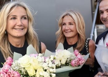 Κομψή και με αψεγάδιαστο στυλ: Η Μαρέβα Μητσοτάκη εντυπωσίασε στο πλευρό του Πρωθυπουργού φορώντας μαύρο φόρεμα και εντυπωσιακά ψηλοτάκουνα πέδιλα 