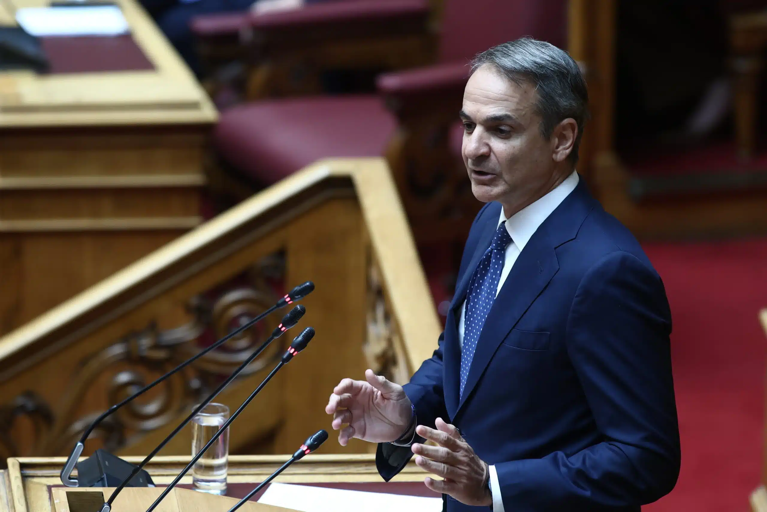 Ένταση στη Βουλή: Ο Μητσοτάκης αποχώρησε ενώ μιλούσε η Κωνσταντοπούλου – «Δεν θα καθίσω να σας ακούσω» 2 mitsotakis 9 scaled 1