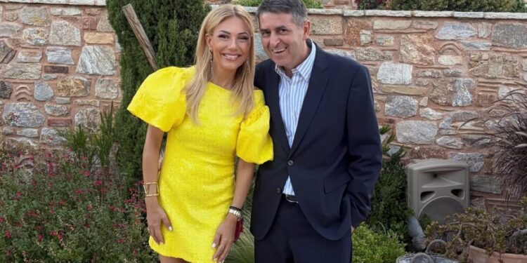 Γιώργος Μυλωνάκης: Χαμογελά ξανά στο πλευρό της Τίνας Μεσσαροπούλου – Η νέα κοινή τους φωτογραφία σε δεξίωση