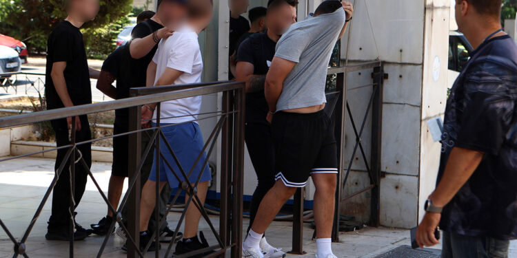 Πώς δρούσε η ομάδα χούλιγκαν που είχε μετατρέψει την Αθήνα σε πεδίο μάχης – Η σχέση με τη δολοφονία Κατσούρη, τα ναρκωτικά και οι εκβιασμοί