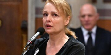 Κηδεία Μάρως Κοντού: «Τσάκισε» τους πάντες ο επικήδειος της Παλληκαράκη – «Κράτησες περήφανο το παιδί μέσα σου»