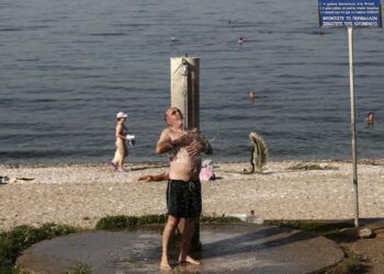 Πρόστιμο έως 750 ευρώ για μια καθημερινή συνήθεια στην παραλία – Τι απαγορεύεται αυστηρά
