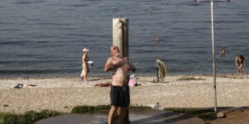 Πρόστιμο έως 750 ευρώ για μια καθημερινή συνήθεια στην παραλία – Τι απαγορεύεται αυστηρά