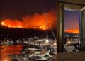 Ολονύχτια μάχη με τις φλόγες στη Πάρο – Ισχυροί άνεμοι δυσχεραίνουν το έργο της Πυροσβεστικής