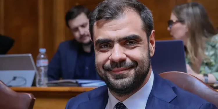Παύλος Μαρινάκης: «Είμαστε η πρώτη κυβέρνηση που πήρε από υπερκέρδη διυλιστηρίων και εταιρειών ενέργειας και τα έδωσε πίσω στην κοινωνία»